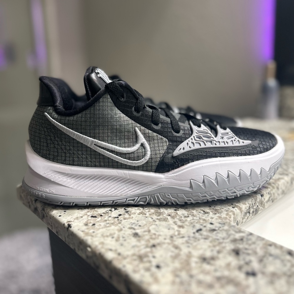 Nike Kyrie Low 4 TB (7.5 Men’s)